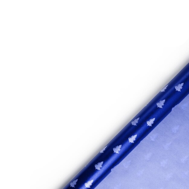 Foto rolo de papel de envoltura de navidad azul aislado sobre fondo blanco tarjeta de año nuevo vista superior espacio de copia