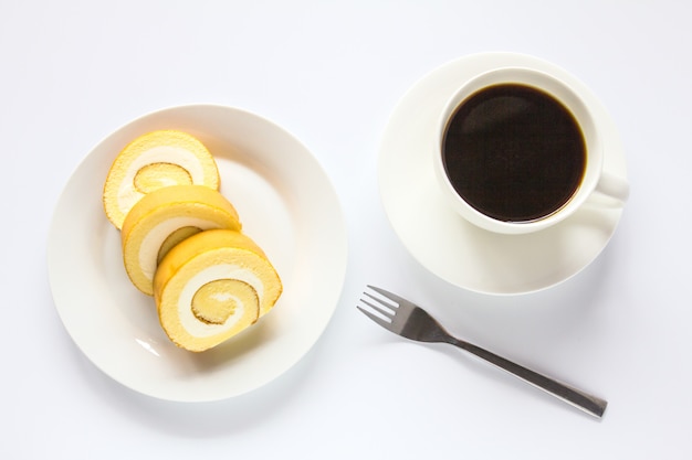 Rolo suíço e café no fundo branco.