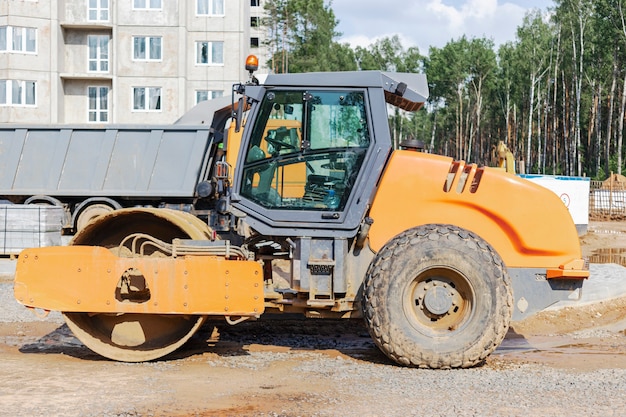 Foto rolo vibratório de grande resistência para pavimentação asfáltica. construção de estrada. construção de estradas e comunicações de transporte urbano. maquinário pesado.