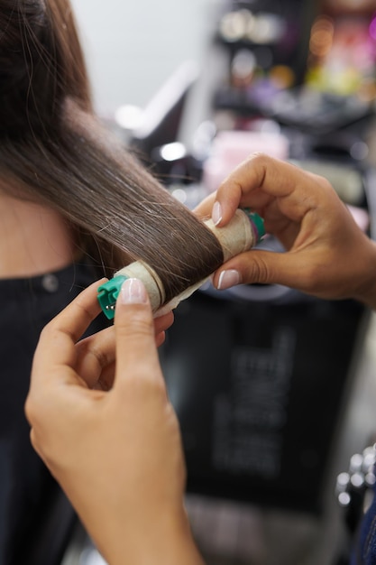 Rolos de cabelo enrolados para cabeleireiro