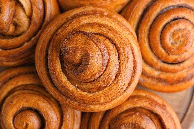 Rolos de canela doce de perto