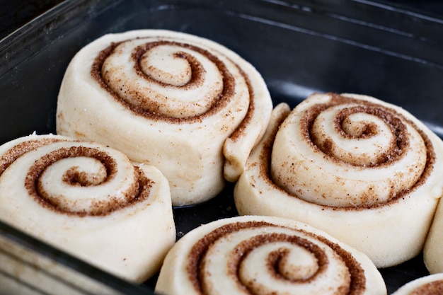 Rolos de canela. Massa para pãezinhos. Vista de cima.