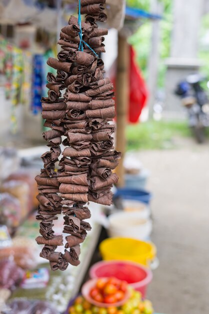 Rolos de canela na venda no mercado asiático