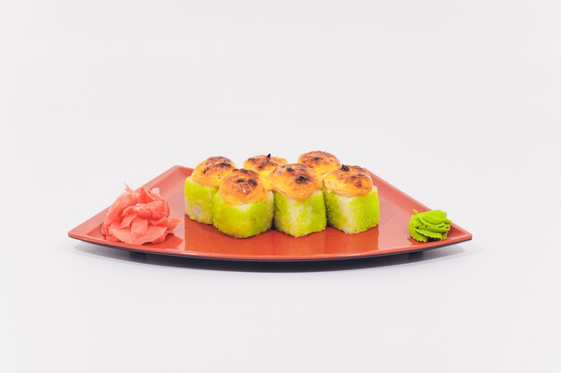 Rolos de caranguejo, salmão, queijo creme e pepino isolados