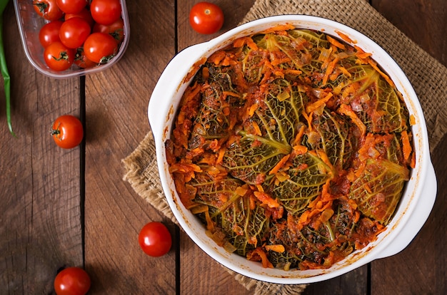 Rolos de couve lombarda recheada com molho de tomate