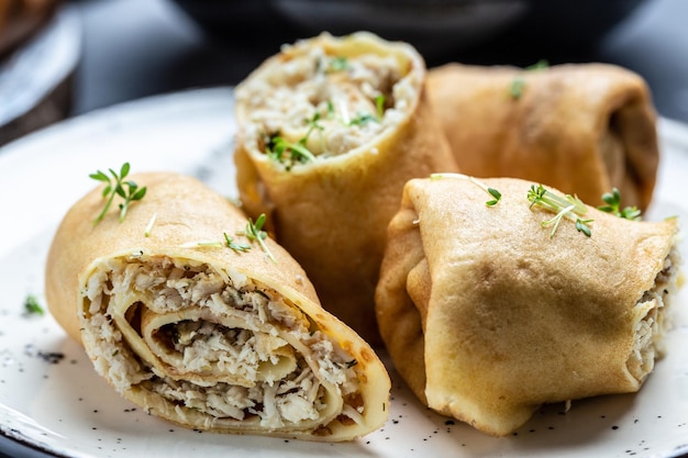 Rolos de crepes deliciosos com carne de frango e queijo Refeição tradicional do festival Entrudo Maslenitsa russo Fundo de receita alimentar Fechar