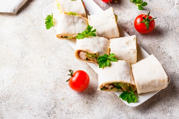 Rolos de lavash com frango e legumes