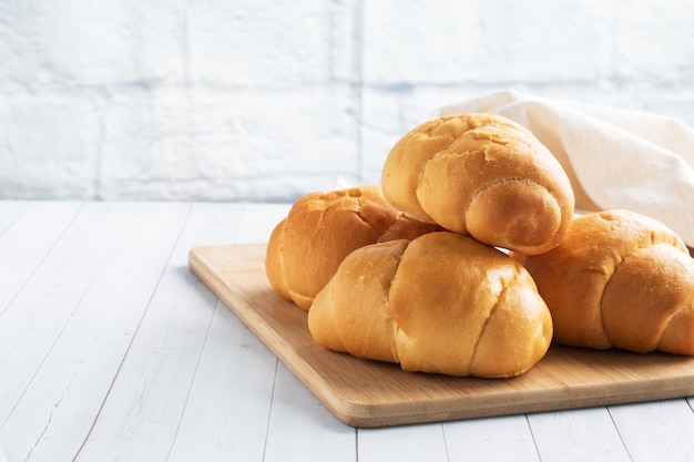 Rolos de pão de trigo fresco. rolos para cachorro-quente ou hambúrguer. espaço de cópia de fundo branco.