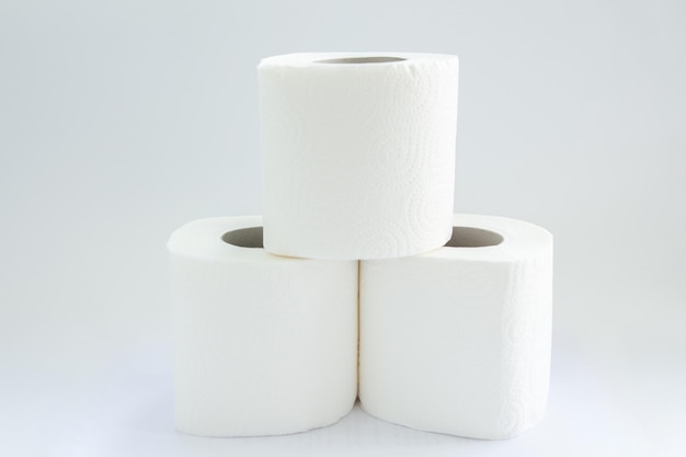 Rolos de papel higiênico em um fundo branco