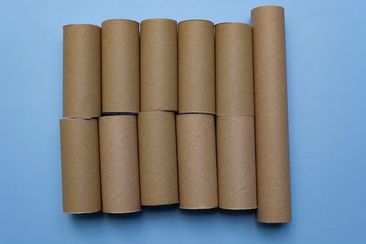 Foto rolos de papel higiênico vazios isolados em um fundo azul