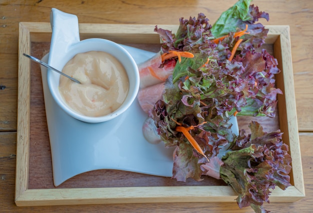 Rolos de salada vegetariana com molho.