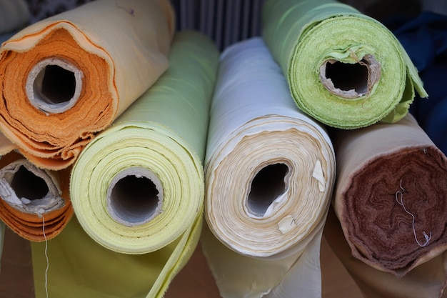 Rolos de seda de tecido colorido na loja têxtil