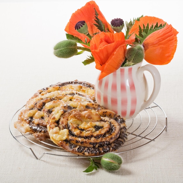 Rolos de sementes de papoila, pastelaria tradicional alemã Mohnschnecke, na grelha de arrefecimento