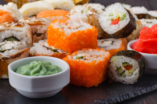 Rolos de sushi a bordo de wasabi de gengibre