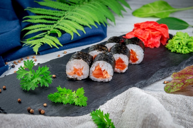 Rolos de sushi clássicos com salmão Cozinha tradicional japonesa