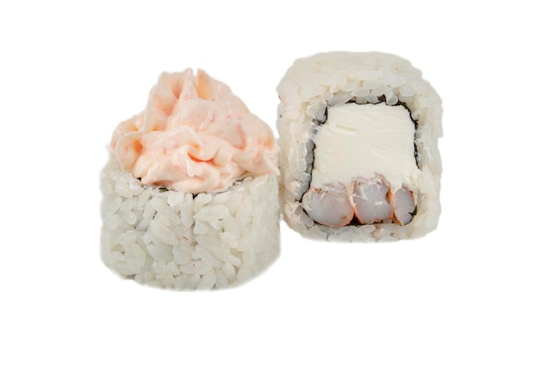 Foto rolos de sushi com arroz em close-up em um fundo branco