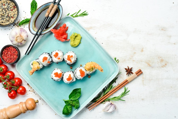 Rolos de sushi com caviar e camarão Comida japonesa Vista superior Estilo rústico