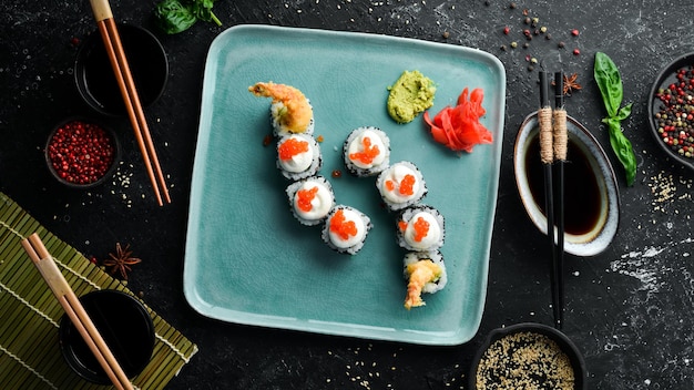 Rolos de sushi com caviar e camarão Comida japonesa Vista superior Estilo rústico