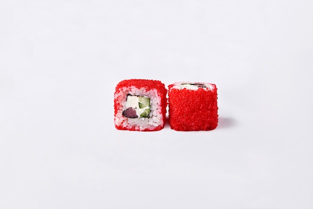 rolos de sushi com caviar vermelho