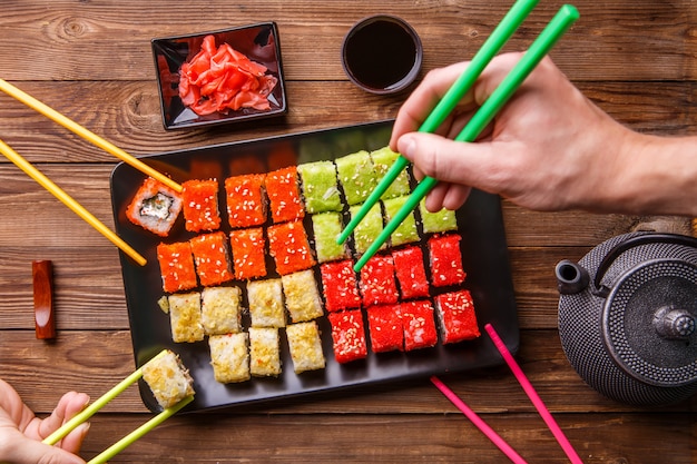 Rolos de sushi com molho de soja