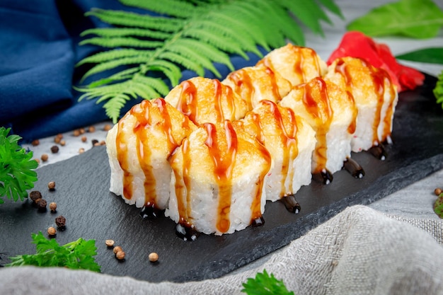 Rolos de sushi com queijo, creme de queijo, alface e frango, cozinha tradicional japonesa