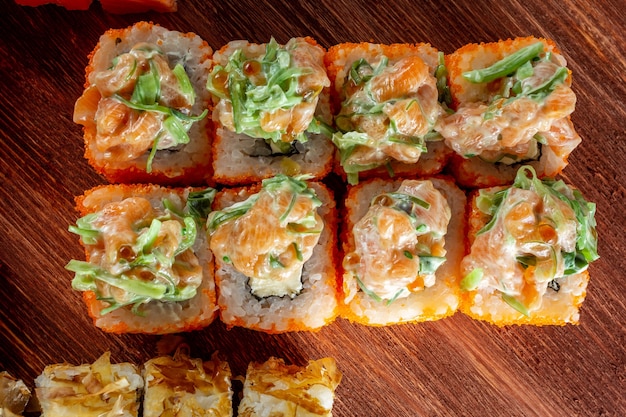 Rolos de sushi com salmão e queijo