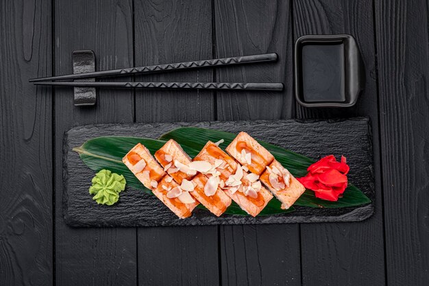 Foto rolos de sushi com salmão grelhado e pêra