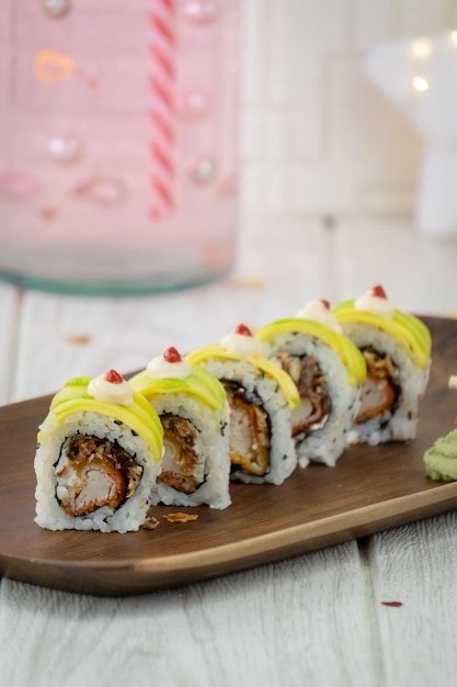 rolos de sushi com wasabi
