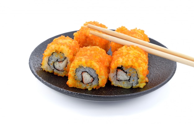 Rolos de sushi comida japonesa no lugar preto no branco