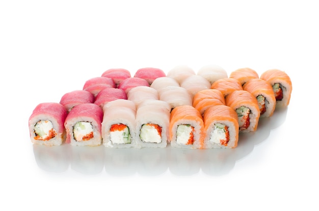 Rolos de sushi culinária japonesa lindo conjunto diferente