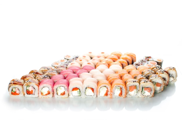 rolos de sushi culinária japonesa lindo conjunto diferente