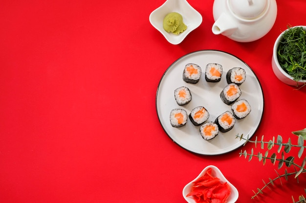 Rolos de sushi de comida japonesa de entrega de pedidos enquanto
