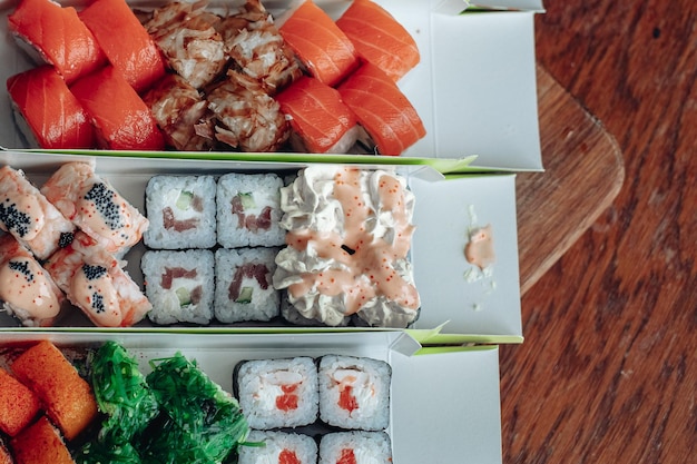 Rolos de sushi de publicidade de entrega de sushi deliciosos lindos feitos de peixe e queijo
