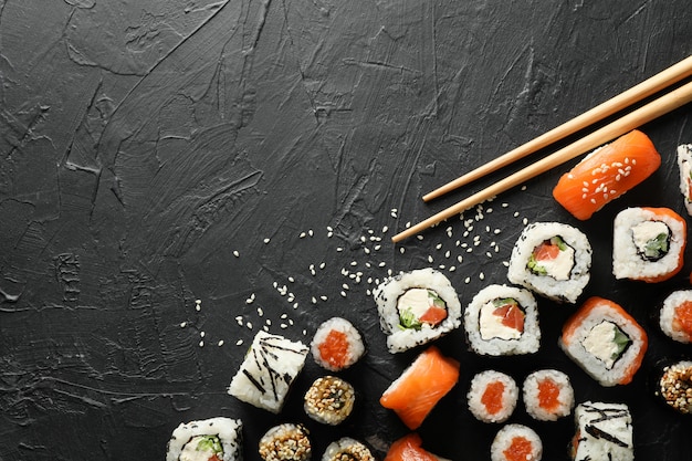 Rolos de sushi delicioso na superfície preta. comida japonesa