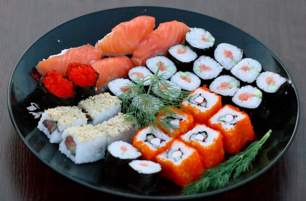 Foto rolos de sushi diferentes