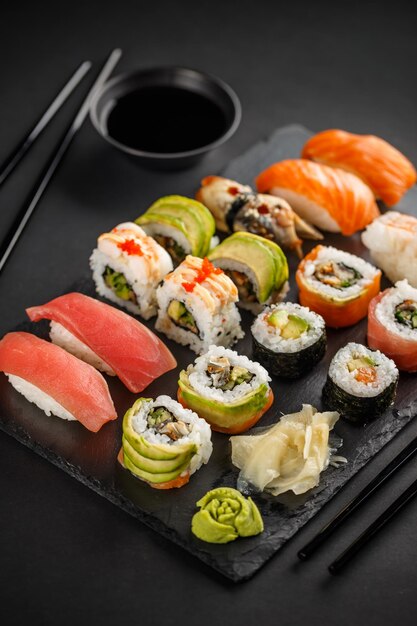 Rolos de sushi e sashimi