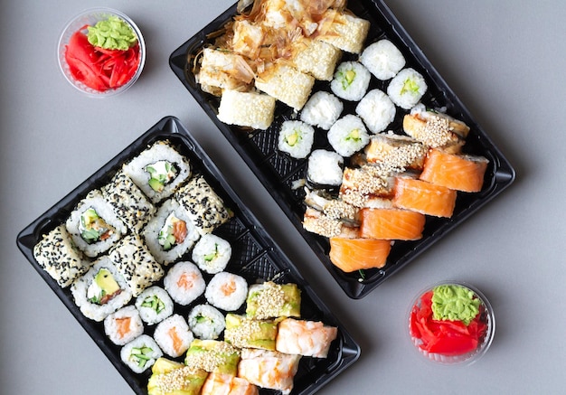 Rolos de sushi em caixa de plástico para viagem