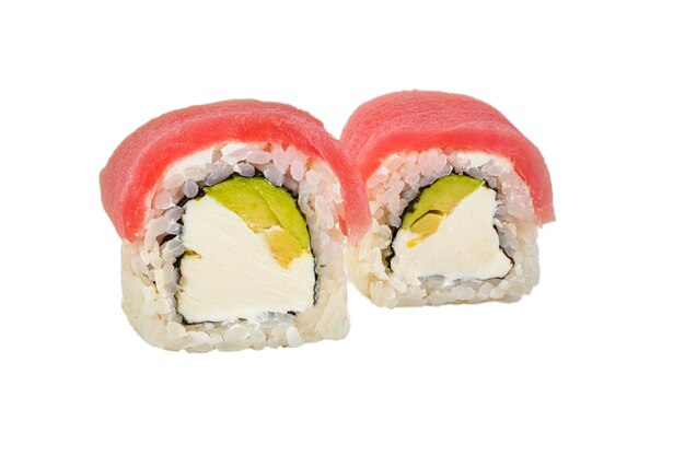 Rolos de sushi em fundo branco comida japonesa de arroz, algas marinhas, truta nori e queijo da Filadélfia