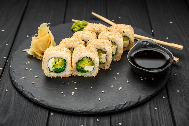 Rolos de sushi em gergelim com abacate e cream cheese