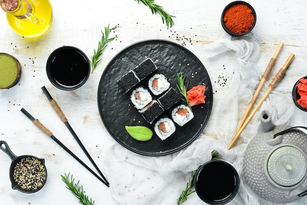 Rolos de sushi Fila Black com caviar preto, salmão e queijo Vista superior Espaço livre para o seu texto