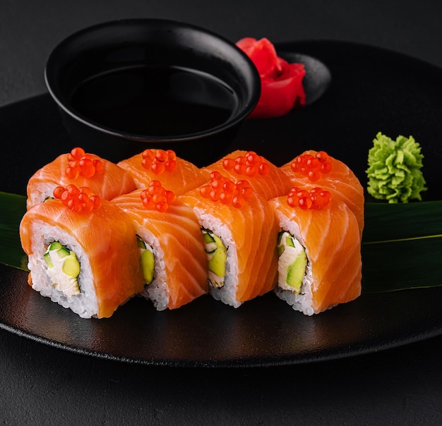 Rolos de sushi Filadélfia com caviar no prato