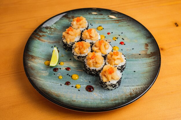 Rolos de sushi fresco em um prato azul