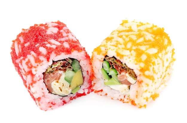 Rolos de sushi isolado no branco