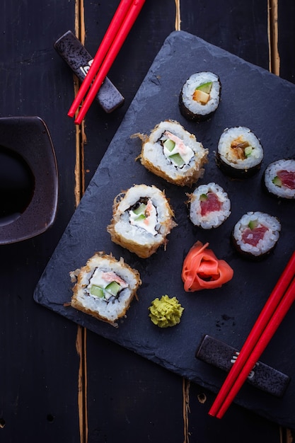 Rolos de sushi japonês com salmão