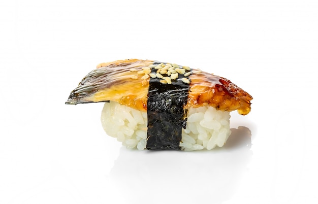 Foto rolos de sushi japonês fresco tradicional