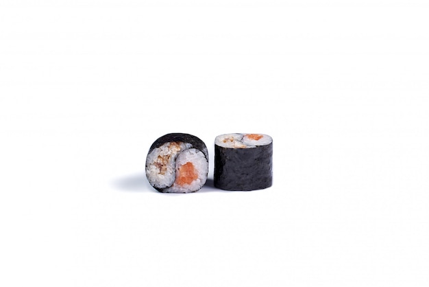 rolos de sushi japonês isolados no branco