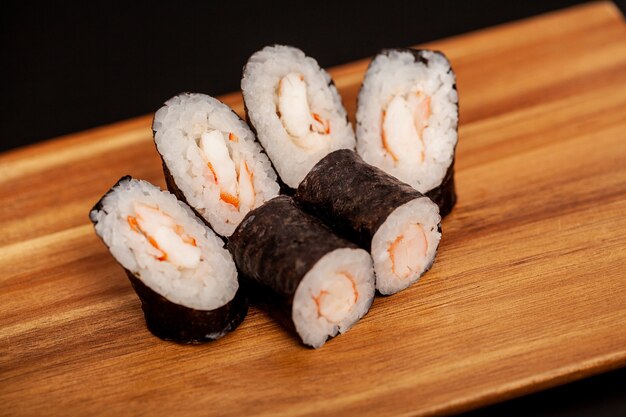 Rolos de sushi japonês maki