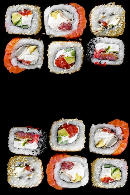 Rolos de sushi japonês na vista superior de fundo preto, com espaço para texto