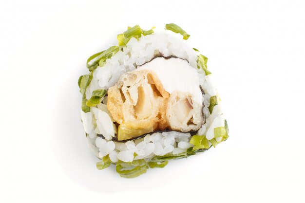 Rolos de sushi maki japonês com cebola verde, isolado no fundo branco