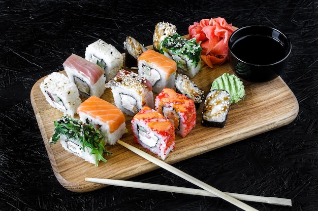 Rolos de sushi. nigiri. maki. conjunto de sushi